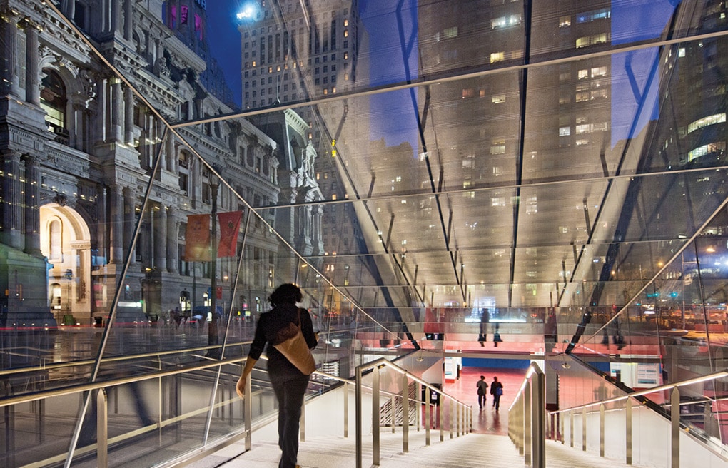 An asymmetrical pair of glass pavilions mark the locations for the stairs that lead pedestrians into the transit hub in a logical manner. The curved architecture of the glass, which contains no metal framing or fasteners that would interfere with its transparency, frames City Hall with a perfectly proportioned wave-like gesture. PHOTO: JAMES EWING/OTTO