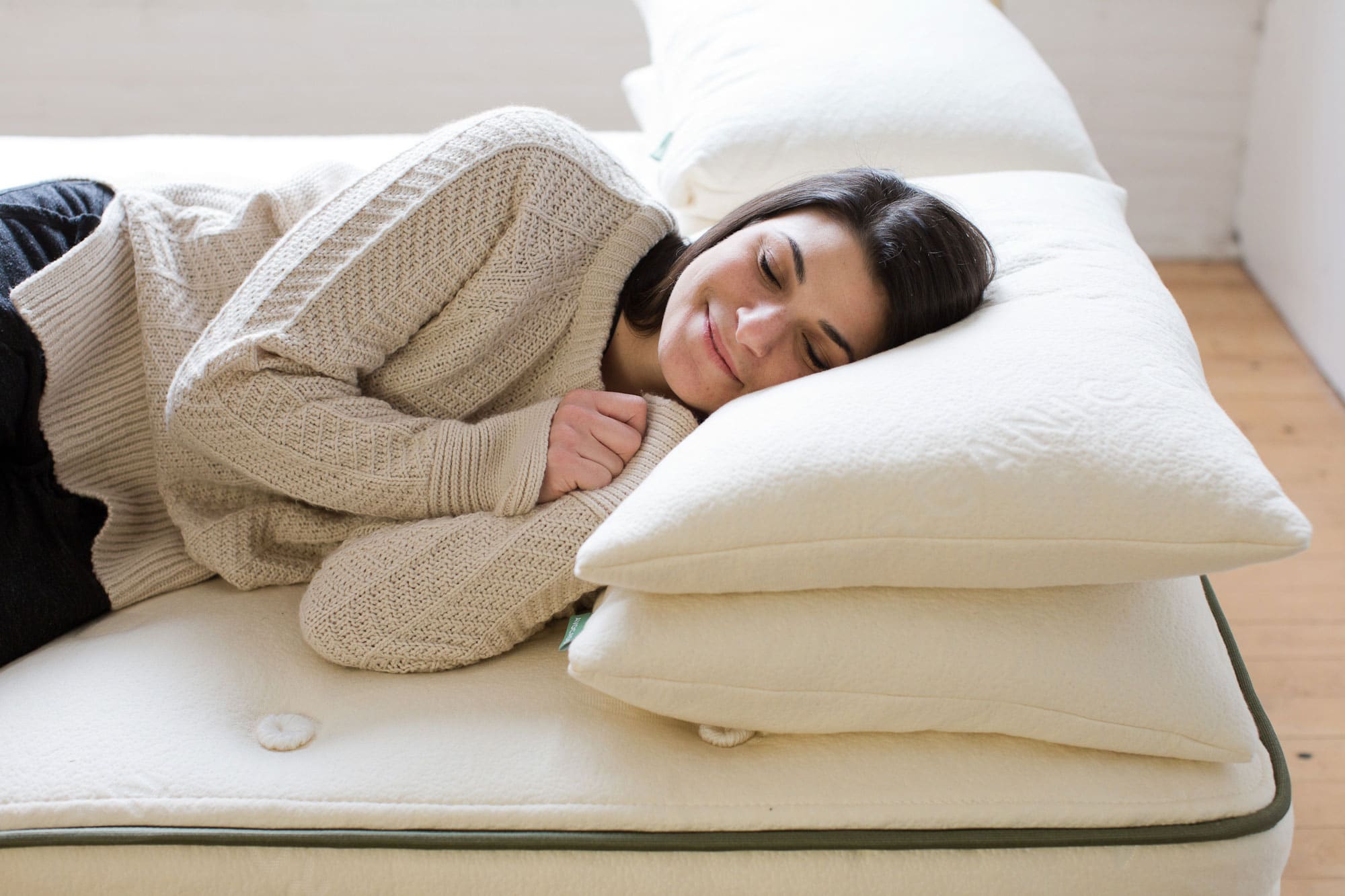 Какую выбрать подушку для сна взрослым. Комфорт для сна. Девушка на зелёной подушке. Выбираем подушку. Mattress and Pillow.