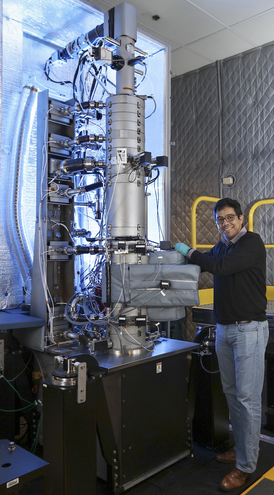 Juan Carlos Idrobo nanotechnology vertical shot