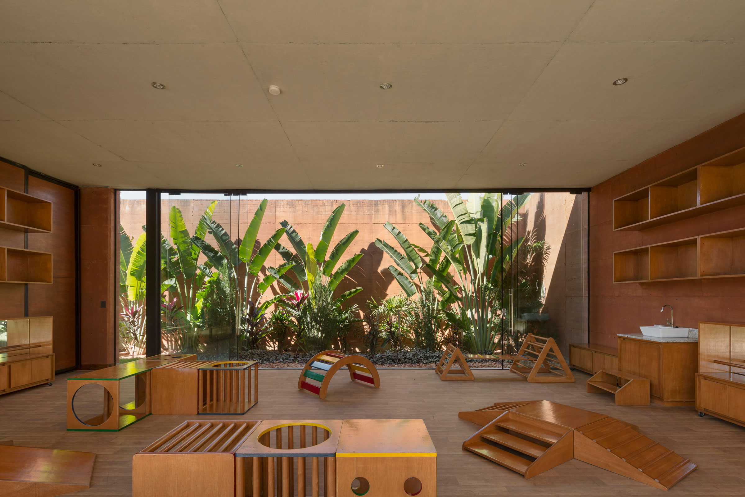 Equipo de Arquitectura Uses Biophilia for an Unexpected Classroom Design