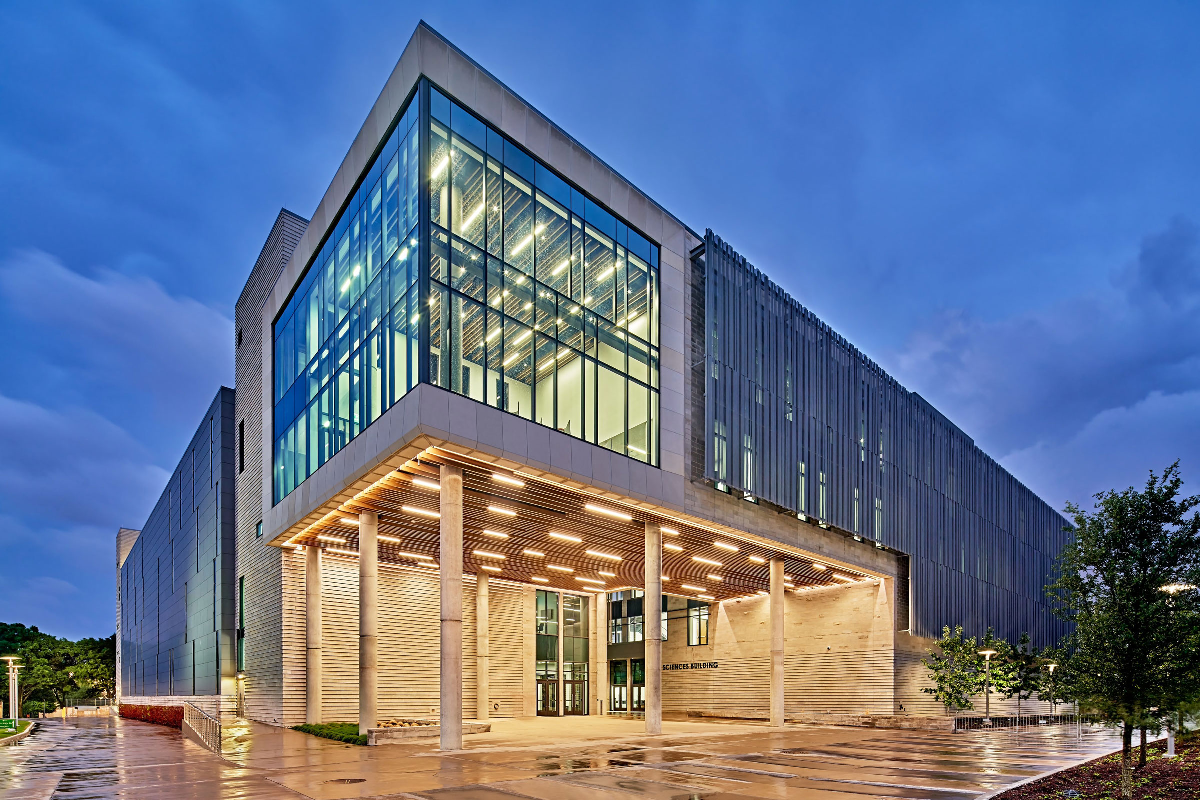UT Dallas Sciences Building Uses Zinc to Put Science on Display