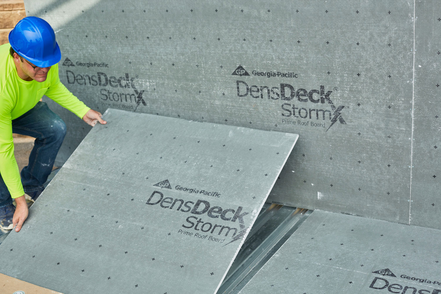 carlisle-vsh-DensDeck-StormX-Prime-Roof-Board-Installation