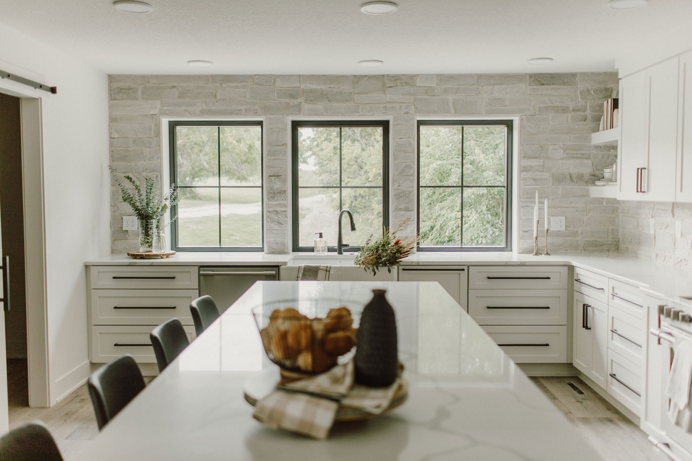 Creating Kitchen Backsplash With Stone Veneer