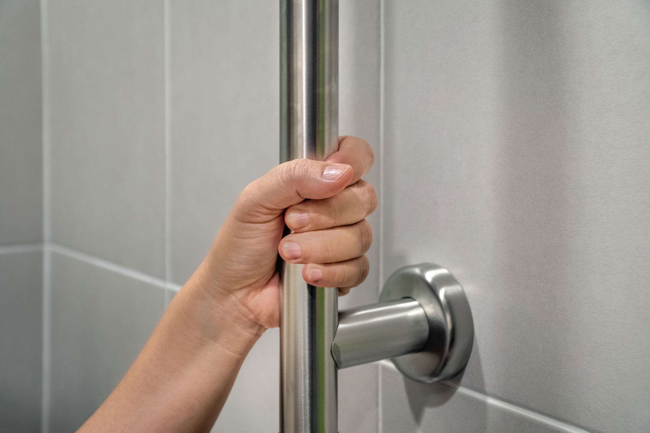 inclusive-luxury-in-bathrooms-Grab-Bars