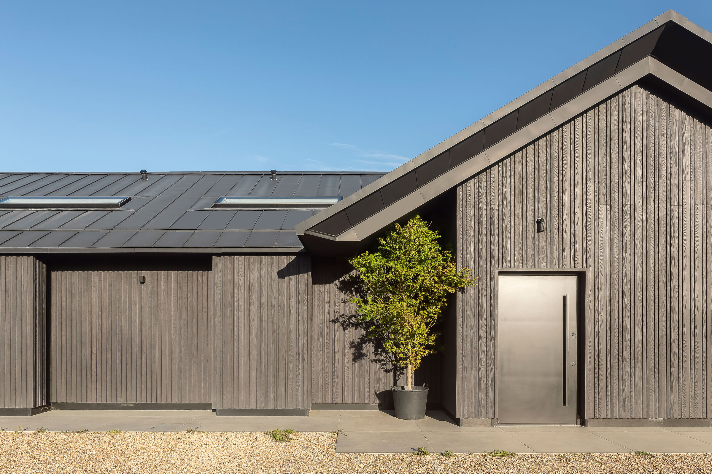 The Bucolic English Landscape Inspires the Minimalistic Weald House