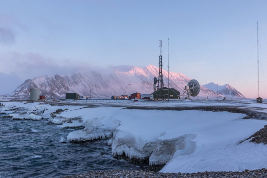 isfjord-radio-isfjord-radio-landschap-spitsbergen-ramon-lucas-26-2-scaled-(1)