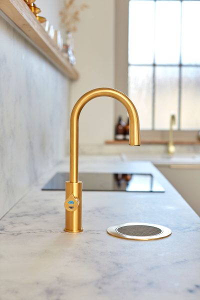 smart-taps-Arc-Plus-in-Brushed-Gold-on-Optional-Font_Side-View-with-Cooktop